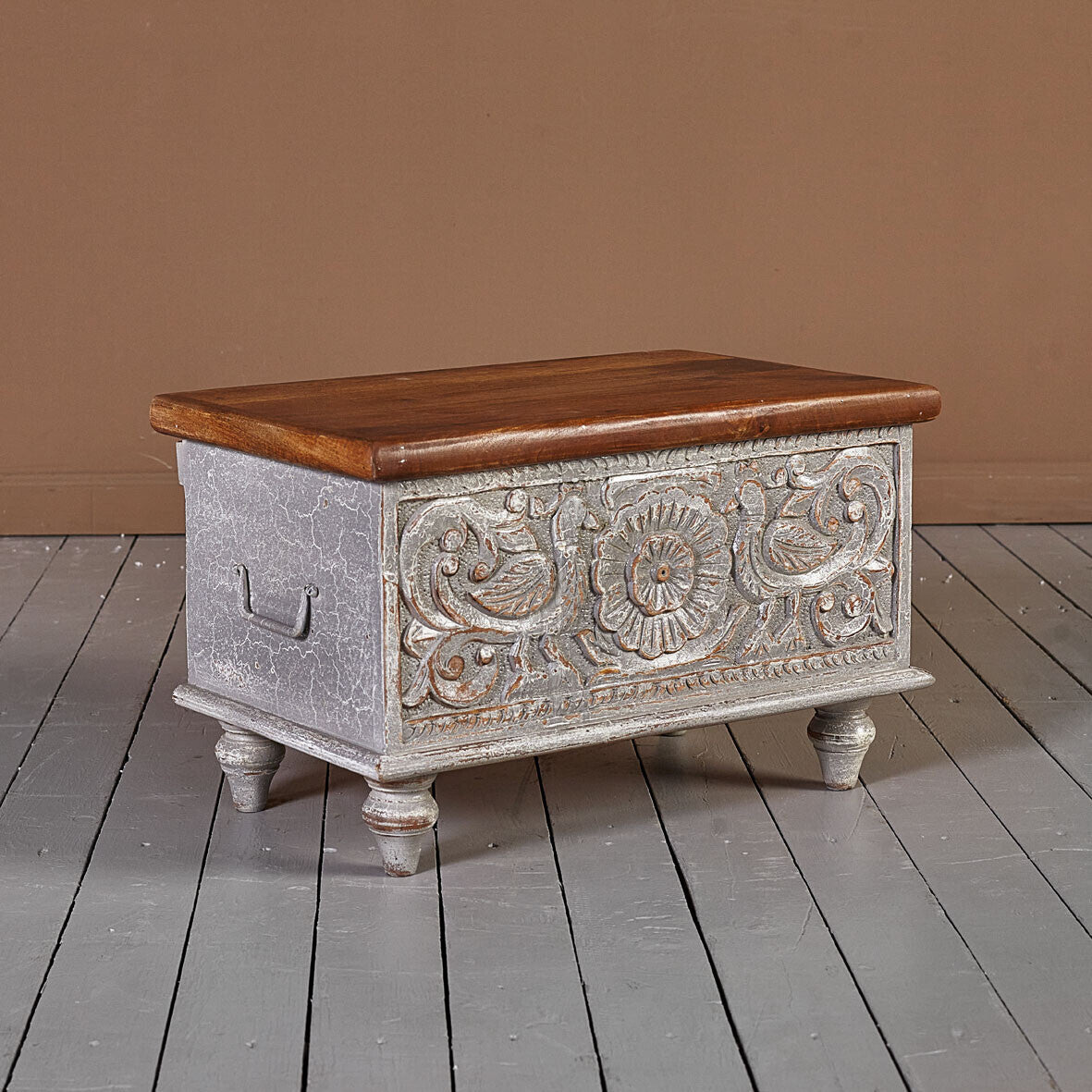 Vintage‑style storage trunk on turned legs, lift‑top design.

