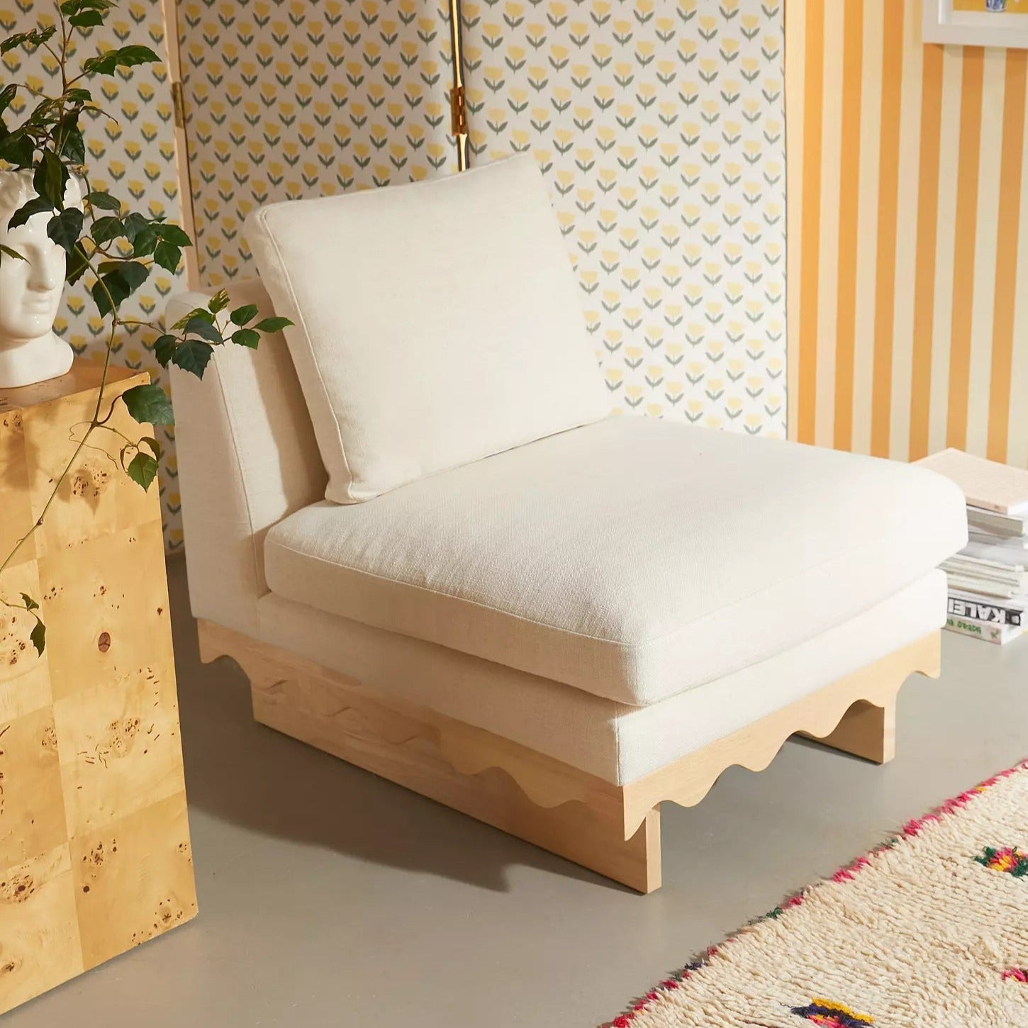 Discover our wide range of **living room chairs**, **lounge chairs**, and **bedroom chairs**, each designed for ultimate comfort and style. From **relaxing chairs** and **comfortable chairs** to luxurious **wing chairs** and versatile **chaise lounges**, our collection includes seating solutions for every space. Explore **modern living room chairs**, **big chairs**, and **high-back living room chairs** for sophisticated spaces. Add functionality with **corner chairs for bedrooms**, **TV chairs**, and **smal